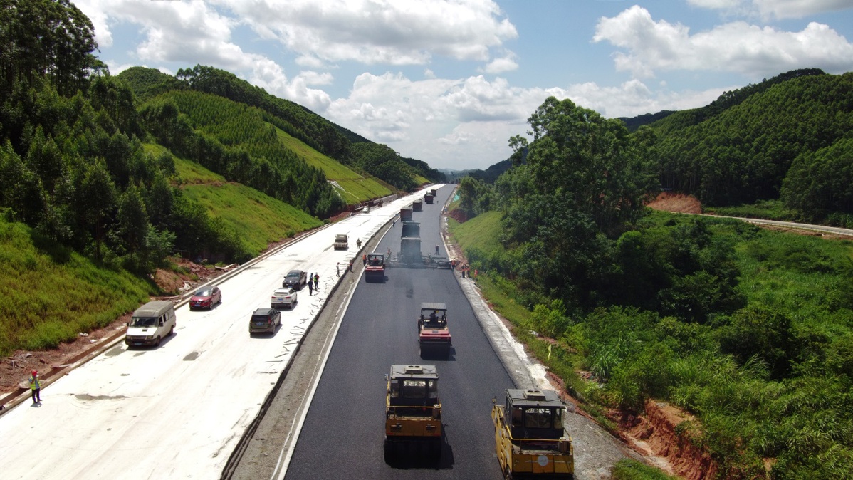 大浦高速首条双线隧道贯通