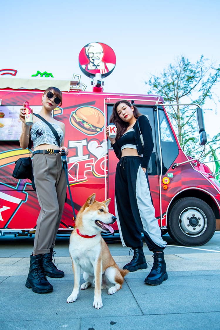 空降成都的移动餐车火了撸串吃小龙虾没错配夜啤酒的居然是肯德基