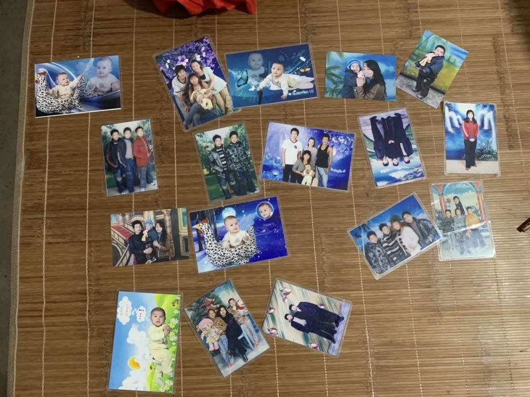  8月4日，张玉环在狱中积攒的家人照片，很多都是儿子尚在襁褓中的照片。新京报记者张胜坡 摄