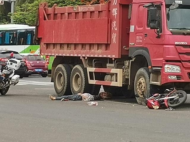 海口一摩托车突然转向遭大货车碾压 一女子身亡