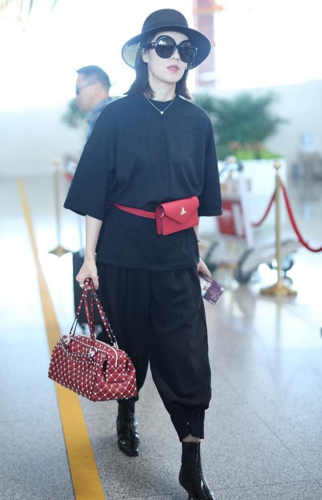 今夏火了一种腰包搭配叫蚂蚁腰包搭配法高级时髦又上镜