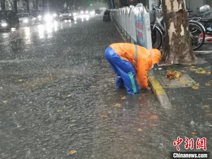 环卫工人清除了近15.5万个(次)道路排水口周边落叶、垃圾和淤泥。　上海市绿化市容局供图
