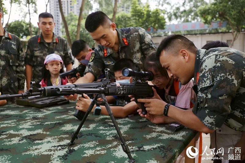 广西南宁:小记者进军营"零距离"体验官兵生活