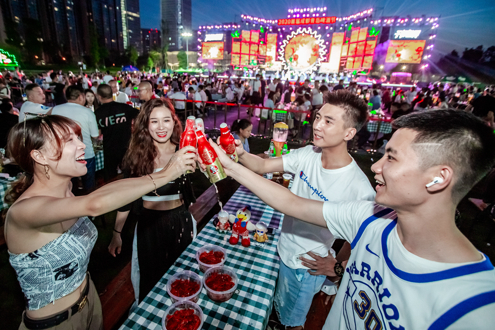 空降成都的移动餐车火了撸串吃小龙虾没错配夜啤酒的居然是肯德基