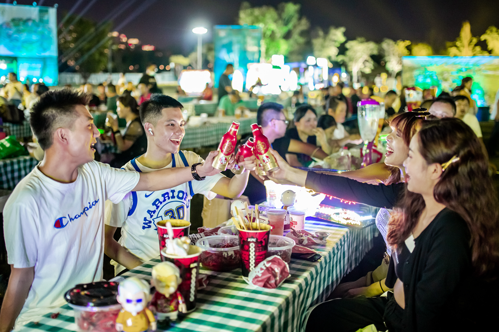 空降成都的移动餐车火了撸串吃小龙虾没错配夜啤酒的居然是肯德基