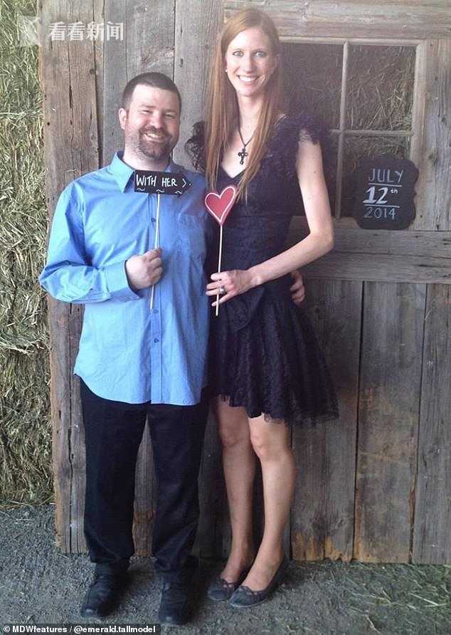 195米女模特直言喜欢矮个男喝咖啡饮料促长个