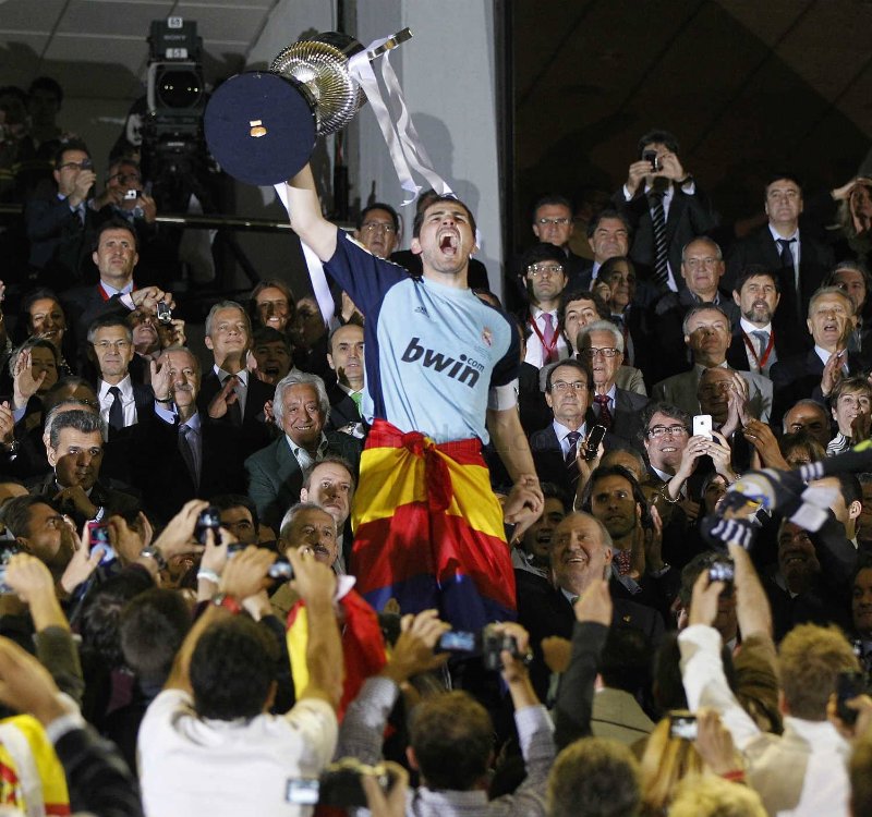 西班牙队长卡西利亚斯宣布退役,足坛再无圣卡西