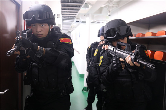空中猎鹰盘旋警戒,海上小艇协同机动,舰面狙击手火力掩护……特战队员