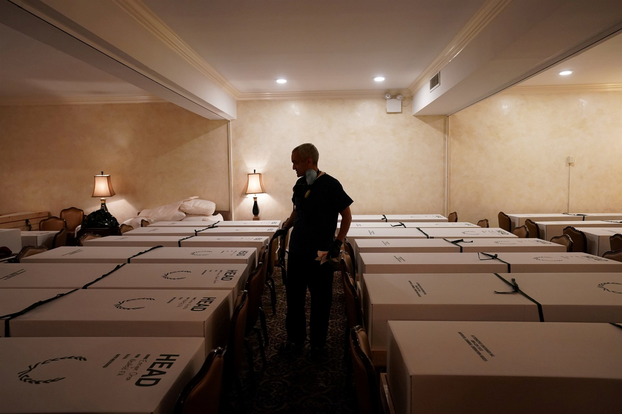 纽约Gerard J. Neufeld殡仪馆葬礼承办人在查看陈放尸体的棺材（图源：路透社）