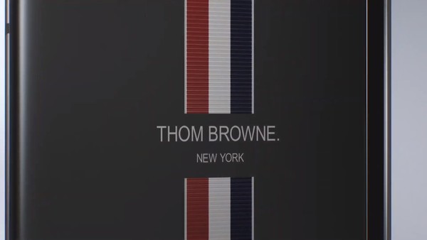 browne经典的竖条纹设计,同时印有"thom browne"的logo