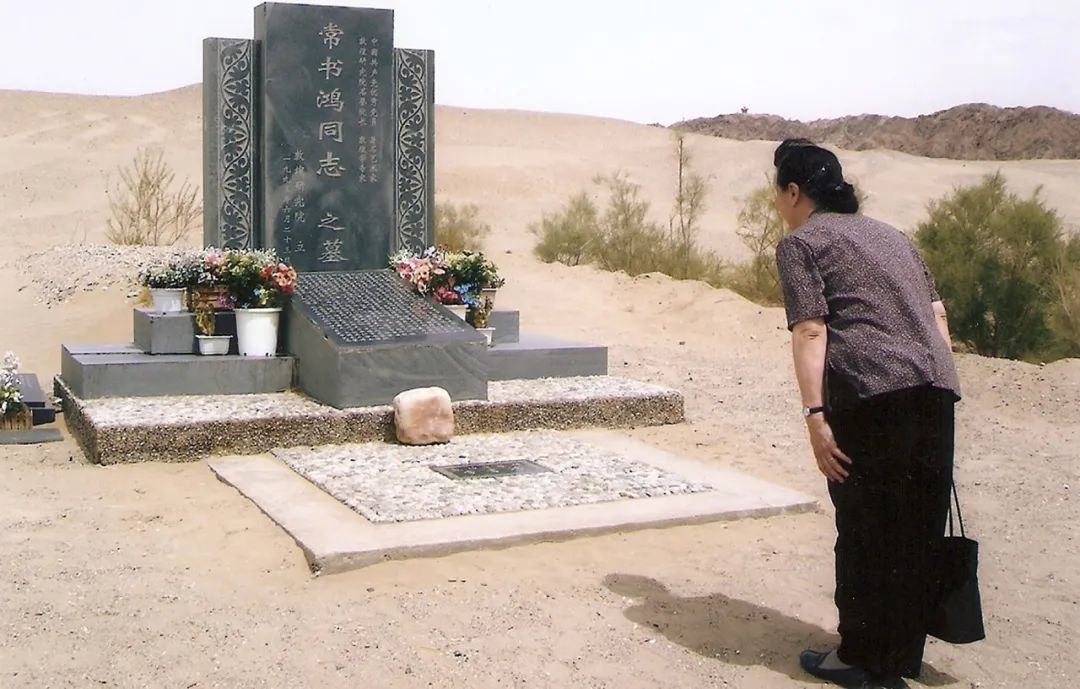 遵循他的遗嘱,女儿常沙娜将他的骨灰带回莫高窟安葬.