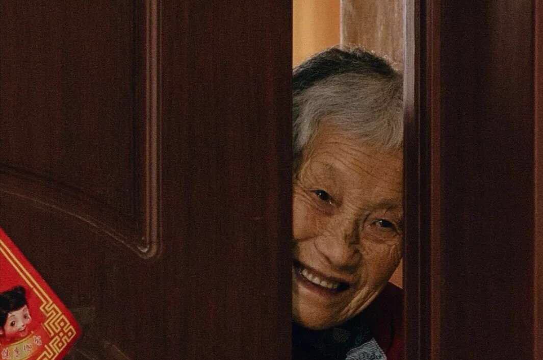 新婚当天,奶奶就悄悄地扒在门缝里看她.