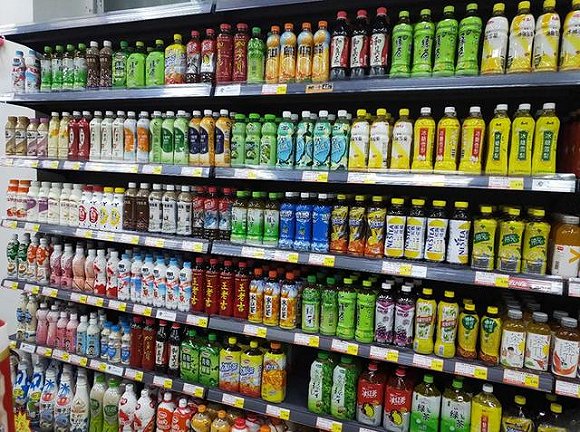 在当地沃尔玛这样的大超市,饮品非常丰富,汽水和碳酸饮料仍然是主流