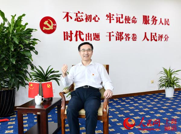 浦东新区高行镇党委书记张文军接受采访(李中华 摄)