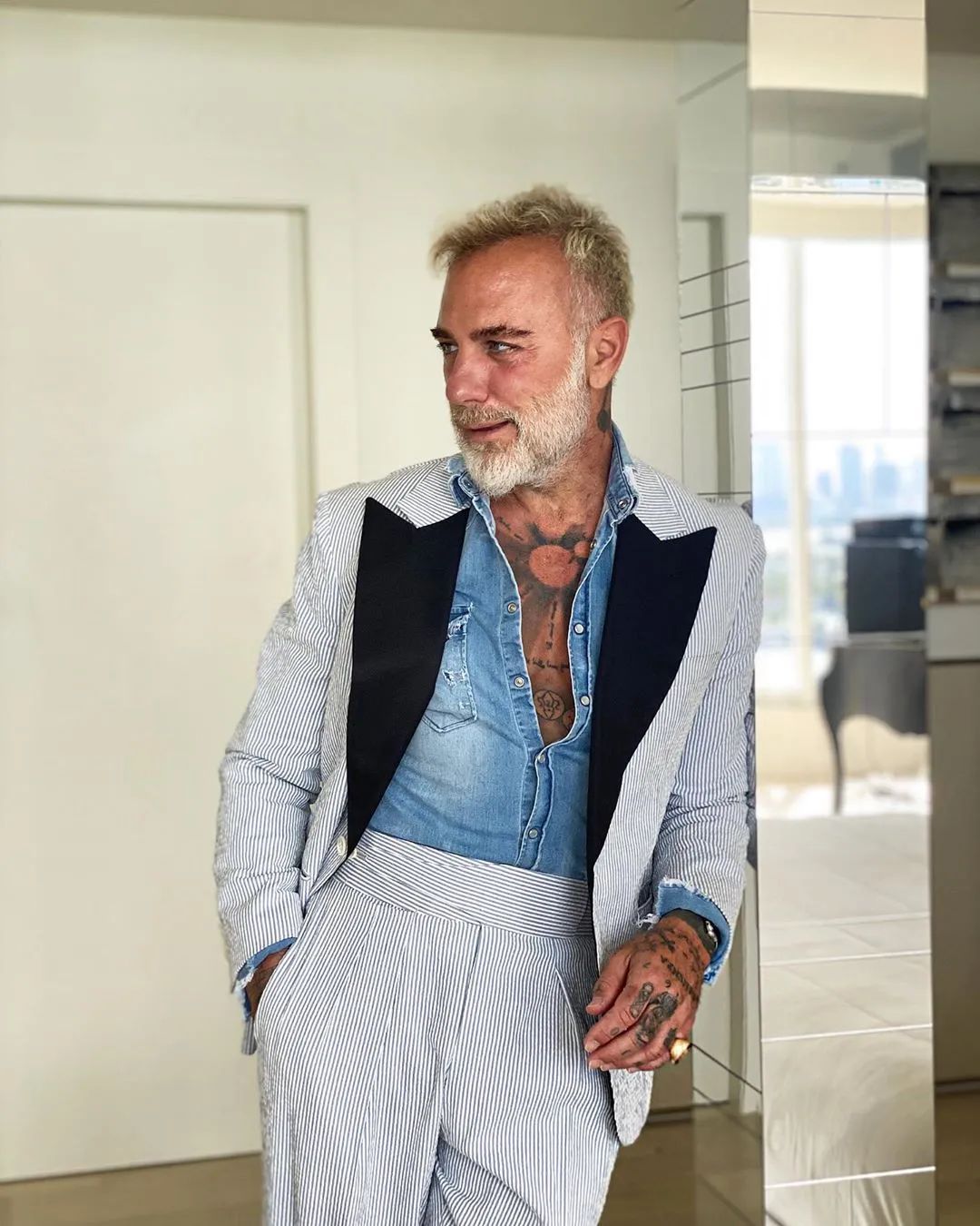 52岁大叔半裸热舞爆红,帅成行走的荷尔蒙,1000万姑娘想嫁给他