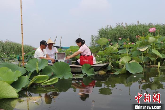 “刻舟问诊”久了，每条渔船的详细信息，吕正红都了然于心。　许昌亮 摄