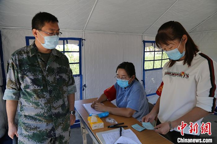 返乡的大中专院校学生在防控点位值班值守。　杨东东 摄