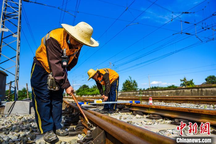 鐵路武漢局集團有限公司宜昌綜合維修段職工們在烈日下對段管內鴉宜