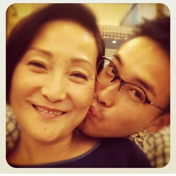 朱锡珍与儿子曾国祥合照