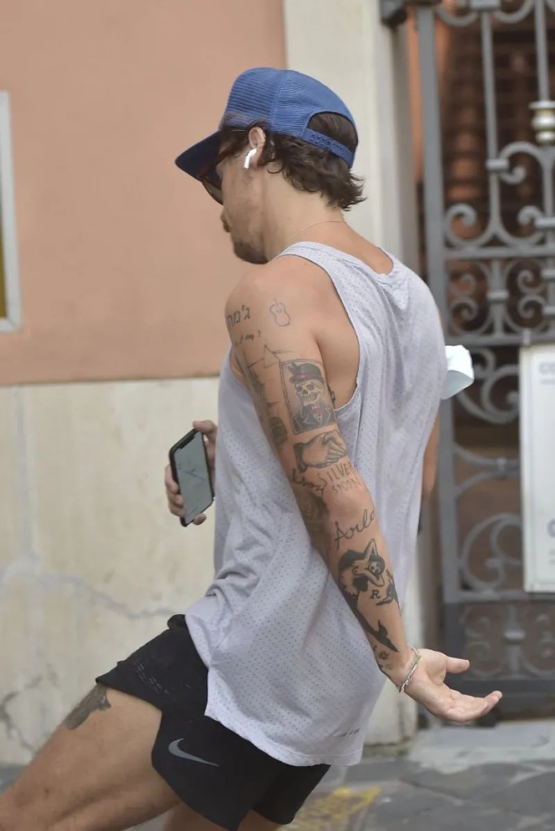 哈卷蓄胡被指瞬间变成中年男人网友小李子是你