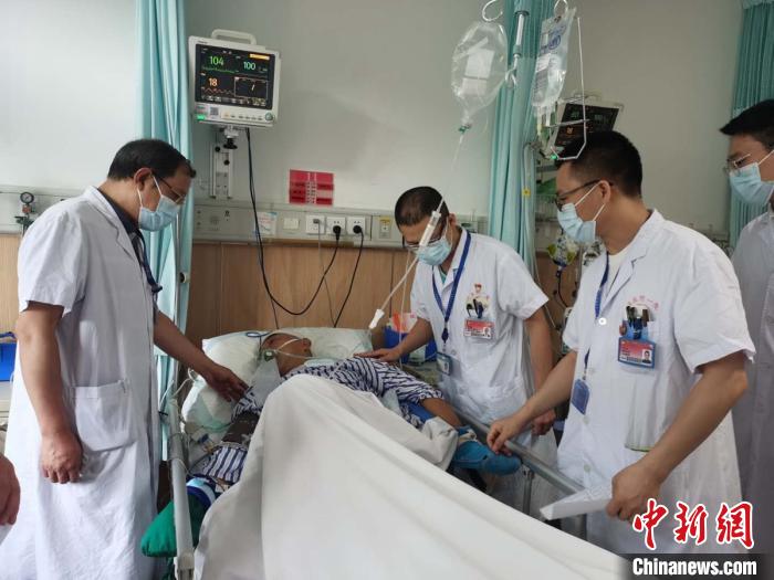 蔡灵明在温州接受了第一次手术 玉环市传媒中心供图