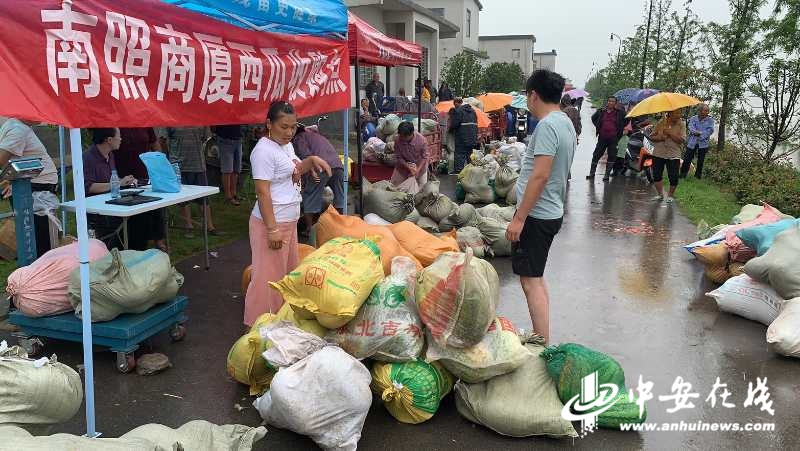【记者在一线】“流动菜市”进庄台 群众能吃上新鲜的瓜果了休闲区蓝鸢梦想 - Www.slyday.coM