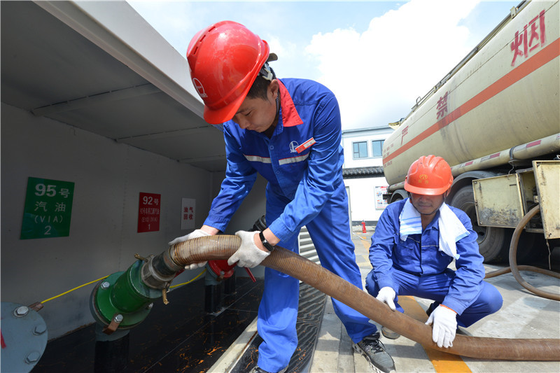 战高温保供应中国石化加油站员工奋战一线
