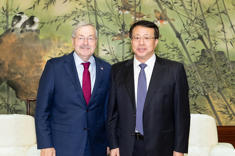 上海市市长龚正今天（8月6日）会见了美国驻华大使泰里·布兰斯塔德一行。