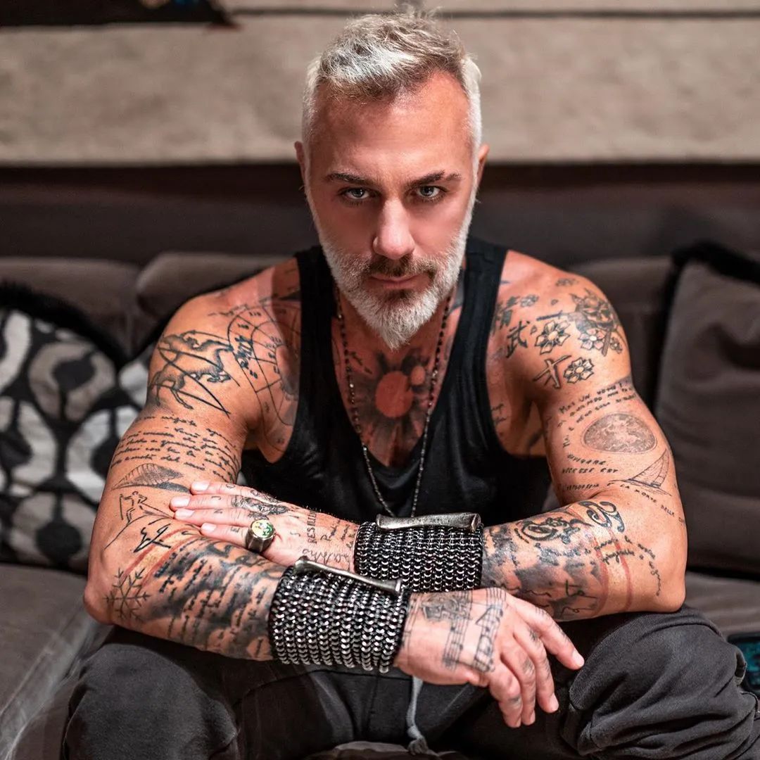 52岁大叔半裸热舞爆红,帅成行走的荷尔蒙,1000万姑娘想嫁给他