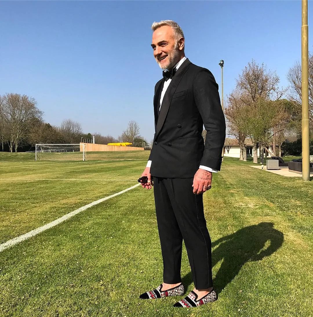 他充满魅力的原因,不仅仅是因为他有钱,真实,而且极富品味.