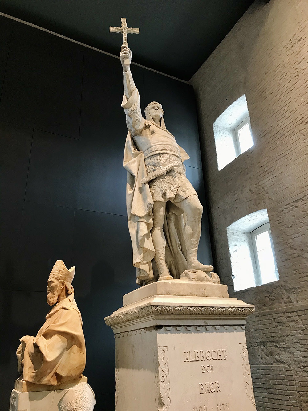 俾斯麦雕像的去与留历史有好有坏像人一样并非所有争议之物都必须消失