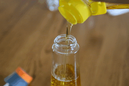 我们常提到的食用油,主要为植物油,不饱和脂肪酸含量多,熔点低,常温下