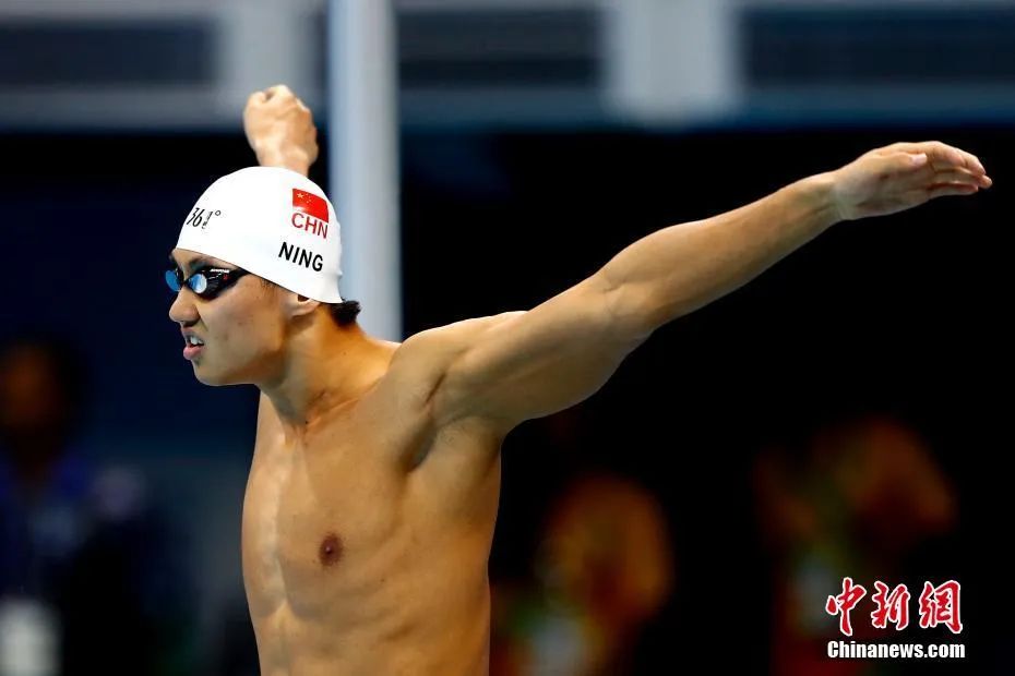 资料图：当地时间2016年8月9日，在里约奥运会男子100米自由泳预赛中，宁泽涛迎来个人项目首秀，以48秒57的成绩晋级半决赛。中新社记者 富田 摄