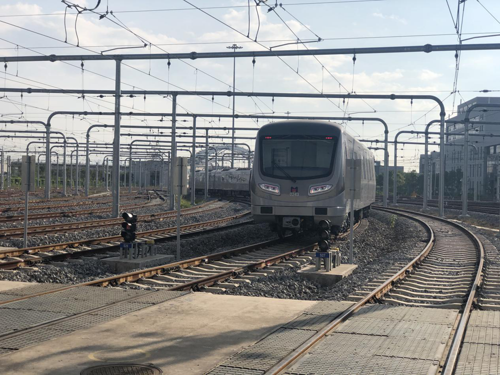 厦门地铁2号线首列永磁式电客车亮相!