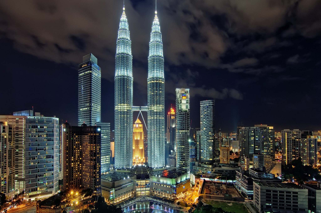 双子塔位于吉隆坡"cbd中的cbd",堪称是东南亚最知名的建筑之一.