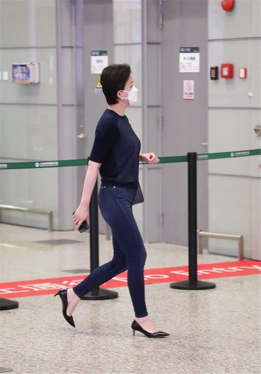 杨澜年过半百风韵犹存穿黑衣黑裤大气优雅s型曲线不输小姑娘