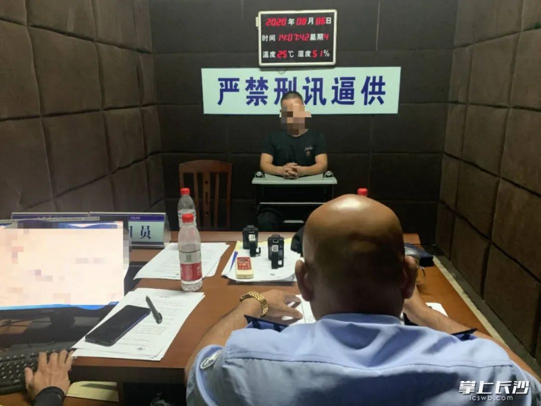 涉嫌盗窃共享单车的嫌疑人正在接受警方讯问.警方供图