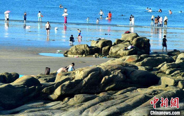 福建平潭秀丽海滨风光引游人