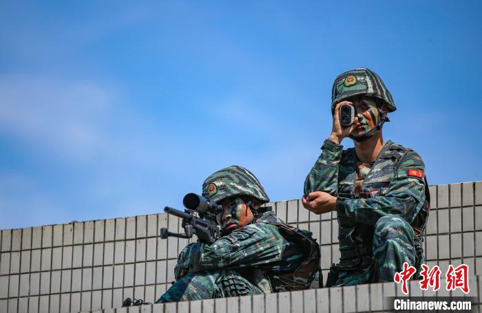 (组图)重庆武警战士40度高温下锤炼特战"尖刀"