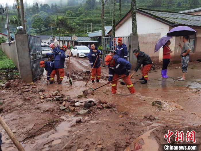 图为普洱市森林消防支队队员在救援中。　郭元丰 摄