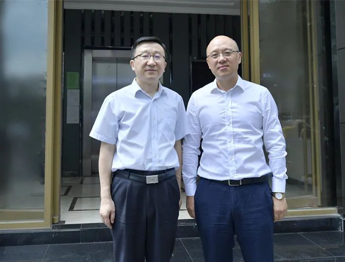 何伟社长与贵州证监局党委书记、局长凌峰（左）合影　宋春雨/摄