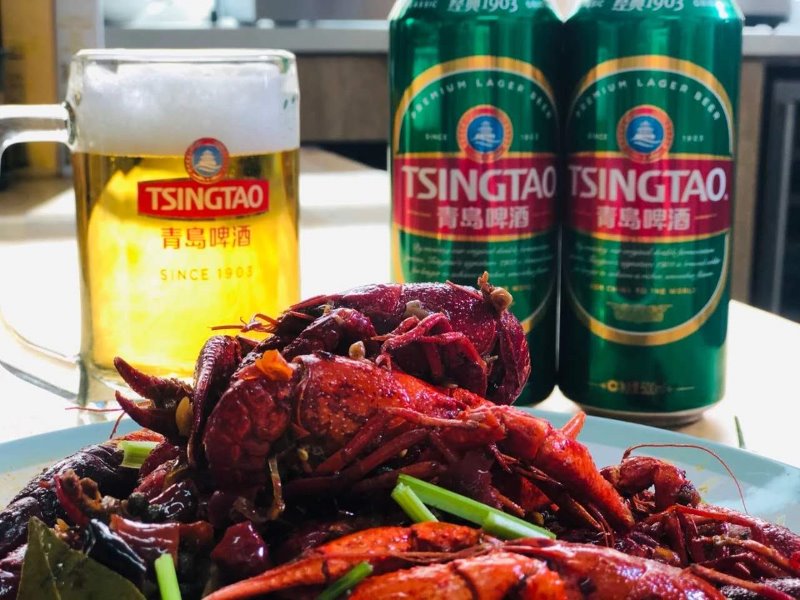 一杯青岛啤酒饮燃啤酒节内外的人间烟火气