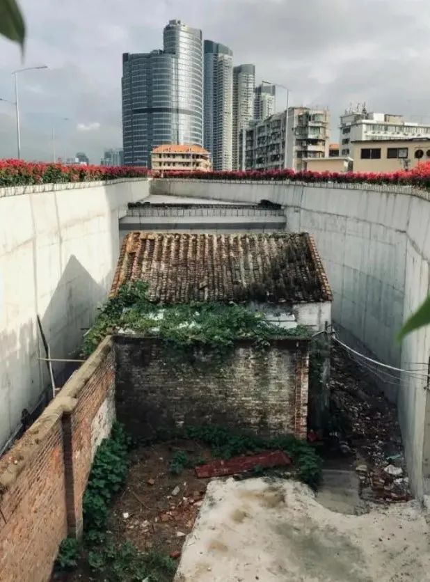 最牛钉子户拒绝搬迁大桥被迫劈叉网友吵起来了