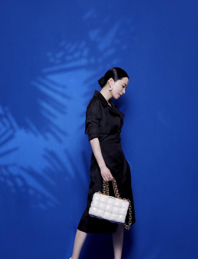 俞飞鸿真不愧是气质女神穿白衬衫搭配牛仔裤走机场简约大气