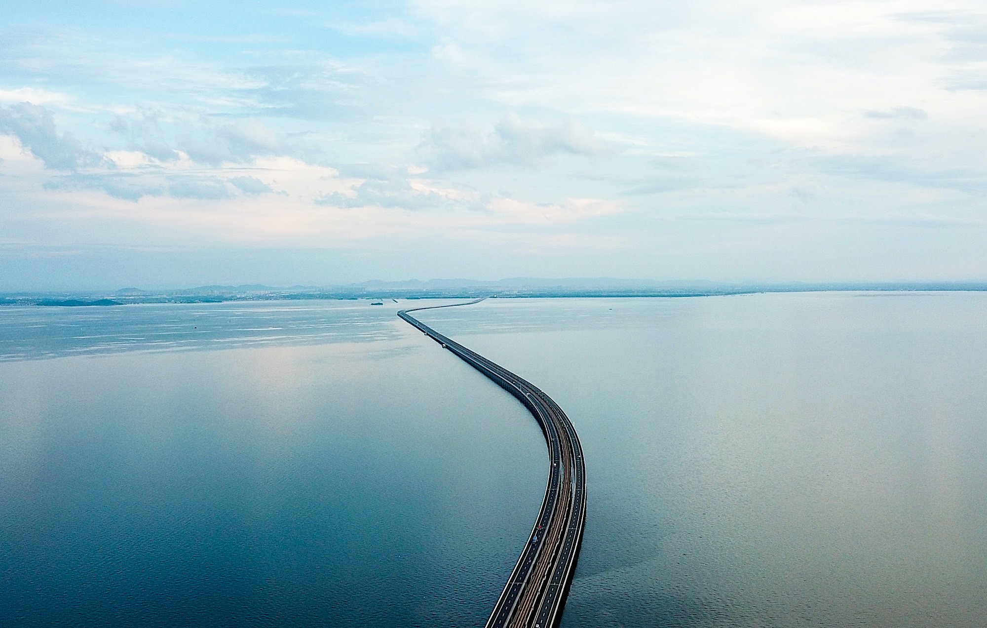 石臼湖大桥惊艳全国 看南京公路人高温下守护|机械|石臼湖|养护_新浪