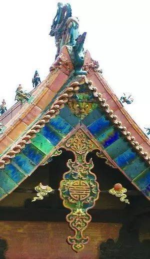 悬鱼,是一种建筑装饰件,位于悬山或歇山建筑,两端山面的博风板下,垂于