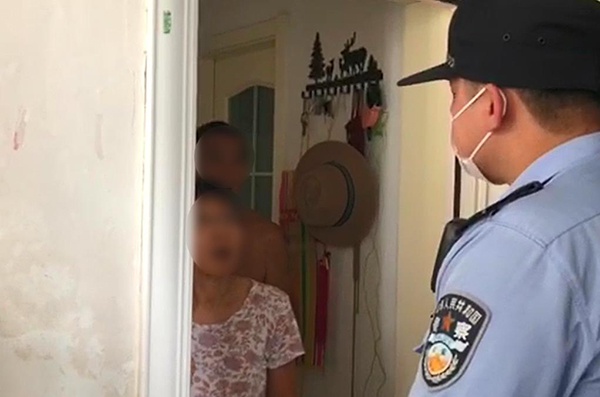 被遗弃老年犬只的主人,如今已经受到处罚。 浦东警方供图