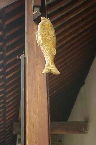 悬鱼,是一种建筑装饰件,位于悬山或歇山建筑,两端山面的博风板下,垂于