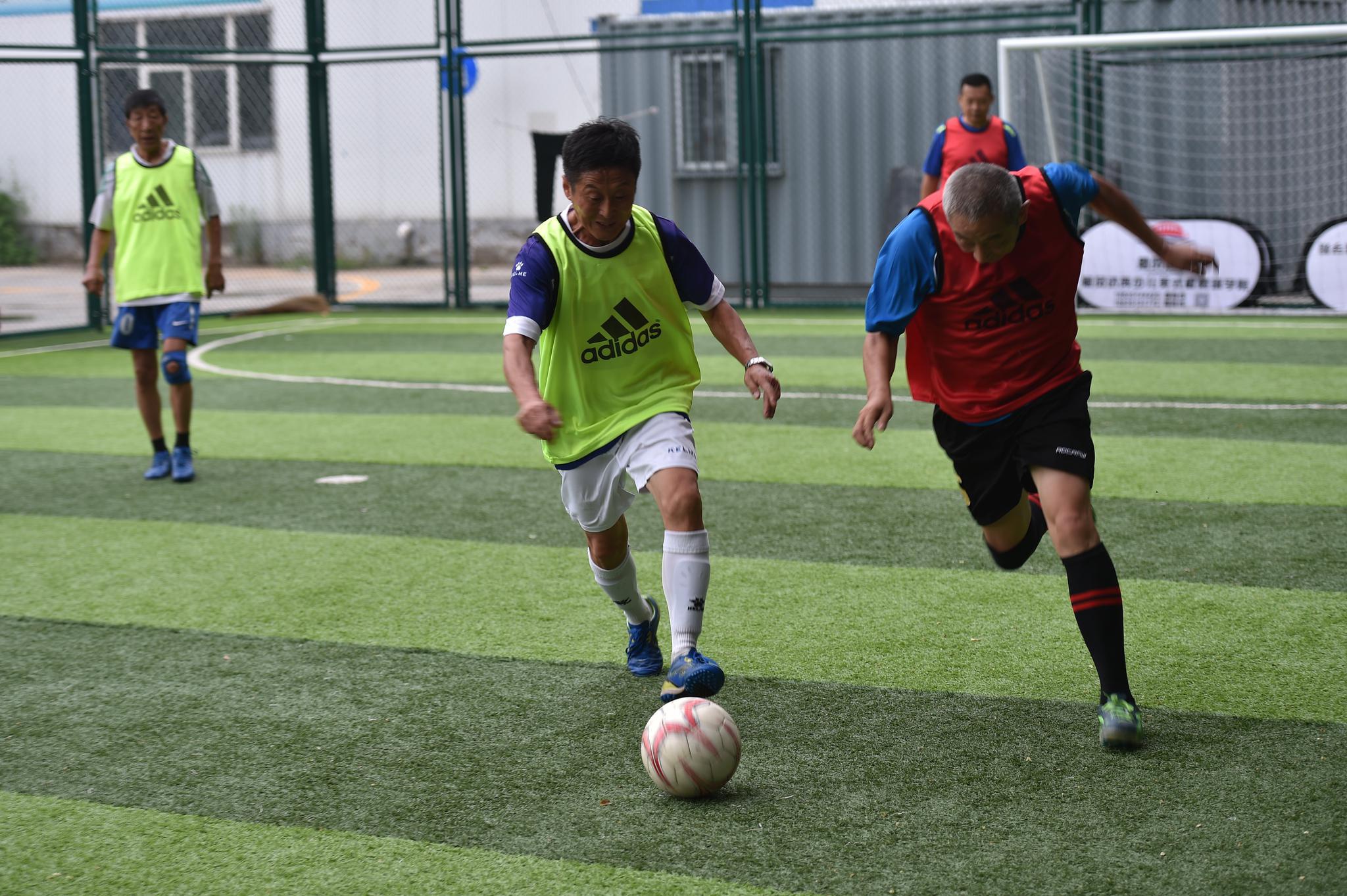"几天不踢浑身难受"——壮心不已的老年足球队|足球队|队员|樊利平