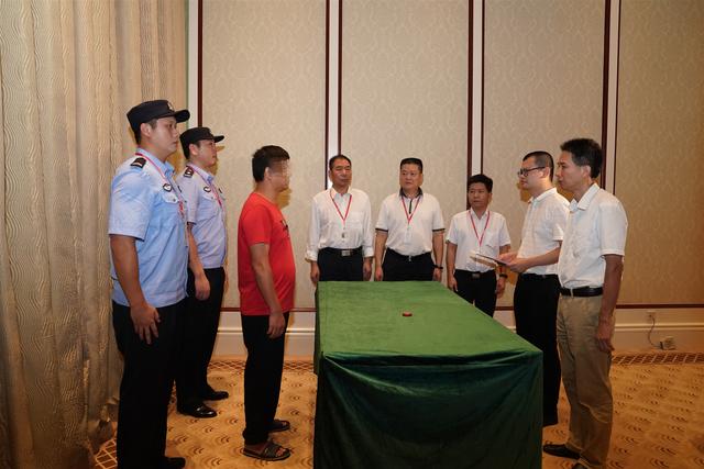 车内,涉嫌行贿罪的广东籍商人林舜涛还在茫然不知发生何事时,突然车门